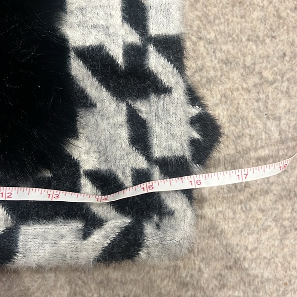 ALEX AND MAX white and clack houndstooth pattern tote with a zipper. - Picture 9 of 12